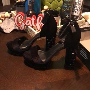 NWT! Vera Wang platform embellished heels